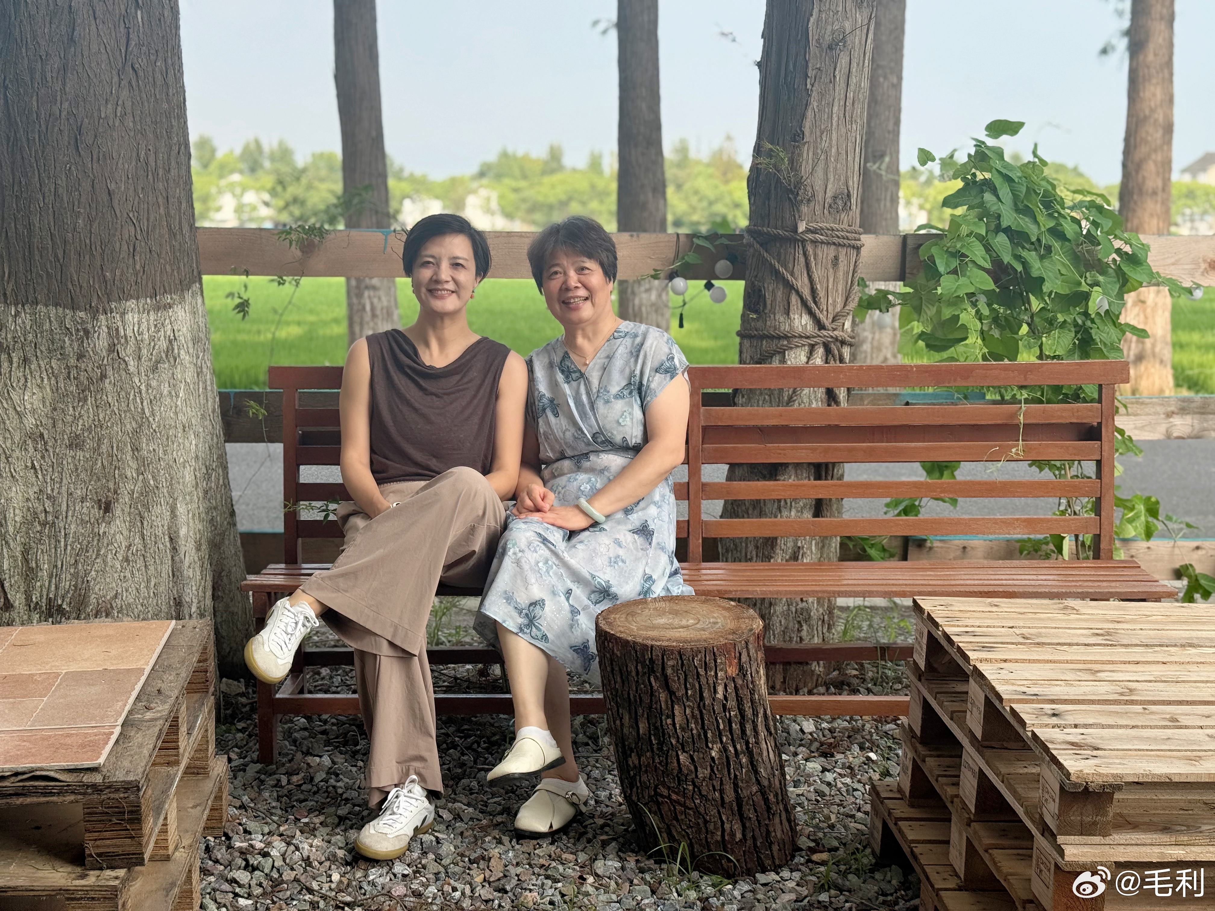 我跟我妈今天友好视察了黄浦江我：真羡慕你，你女儿又带你吃，又给你拍照我妈：🙄 