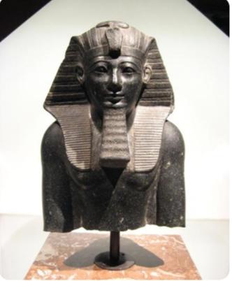 图特摩斯三世
在古埃及第十八王朝的历史长河中，图特摩斯三世无疑是一位令人敬畏的军