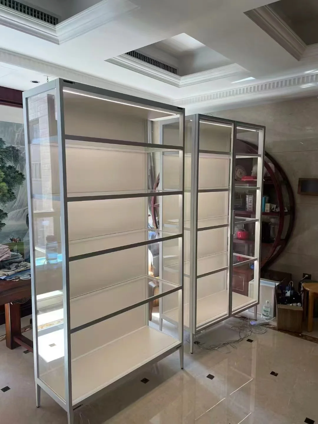 客户定制的白色玻璃柜落地效果