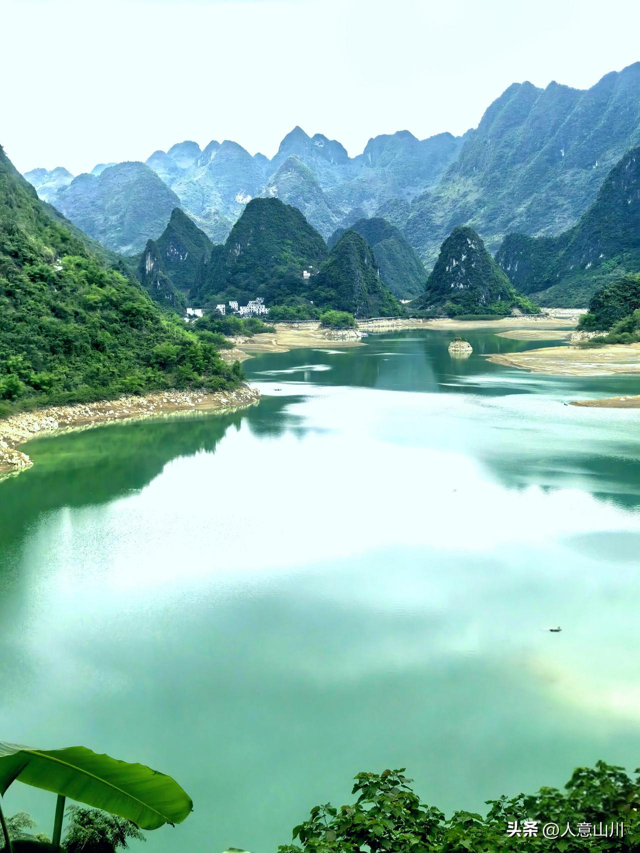 人间值得的湖光山色，广西百色凌云浩坤湖，一个去了还想去的美好之所
浩坤湖，是广西