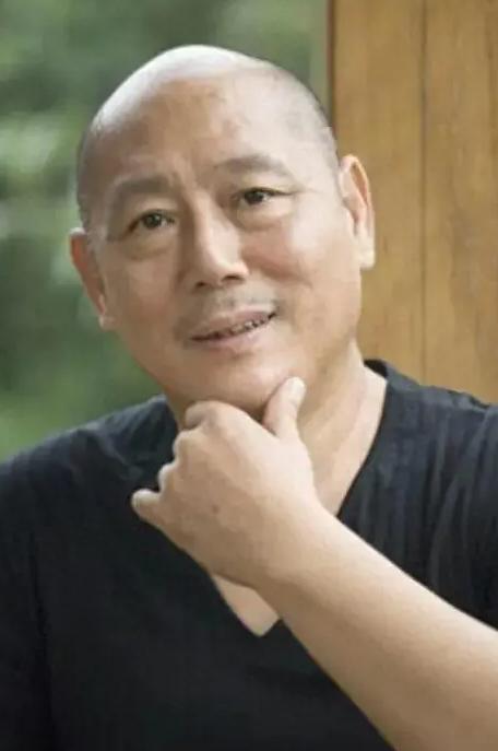 在北京古老的城墙脚下，李成儒的故事开始了。他的一生，就像是一部跌宕起伏的剧本，随