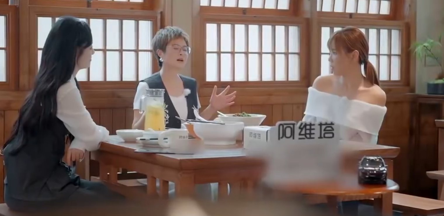 李佳薇[超话]李莎旻子被李佳薇说哭了李佳薇揭开自己的心路历程，说不管有没有光环都
