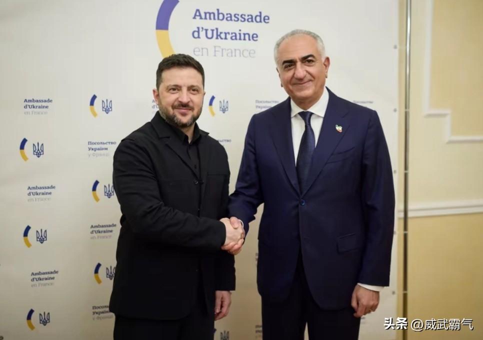 脸都被抽肿了！泽连斯基“40多度高温的热脸”，想贴上特朗普零下的冷脸，关键还被人