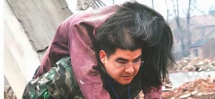 当年陈光标在汶川地震废墟中救人时的一幕 ​​​