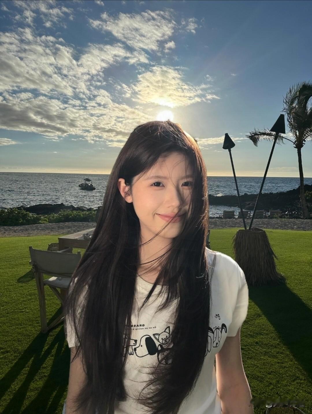 海边日落下的甜美自拍，阳光洒满发梢，心情美如画。🌞💕