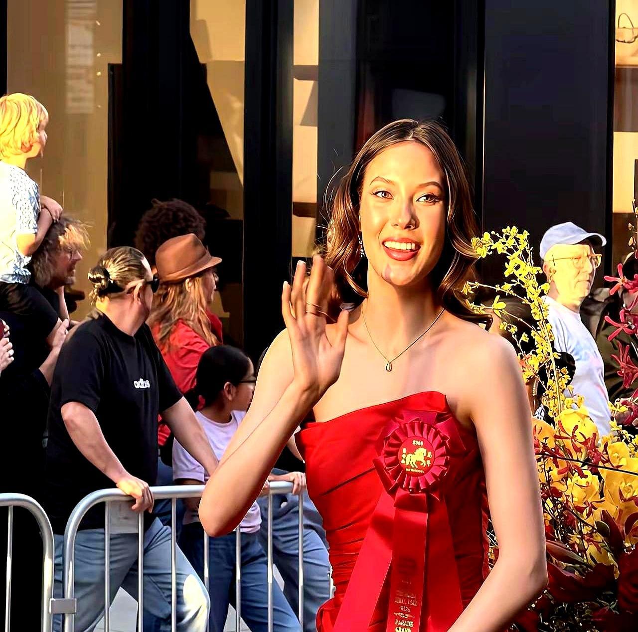 谷爱凌拿完冬奥3金3银，又拿了个史无前例的身份。
 
旧金山办了160多年的中国