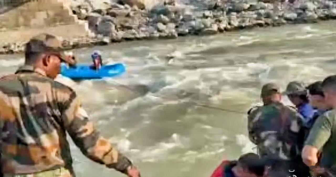 【藏南军情】
     12 月 23 日，印度陆军在锡金进行例行漂流训练时，一