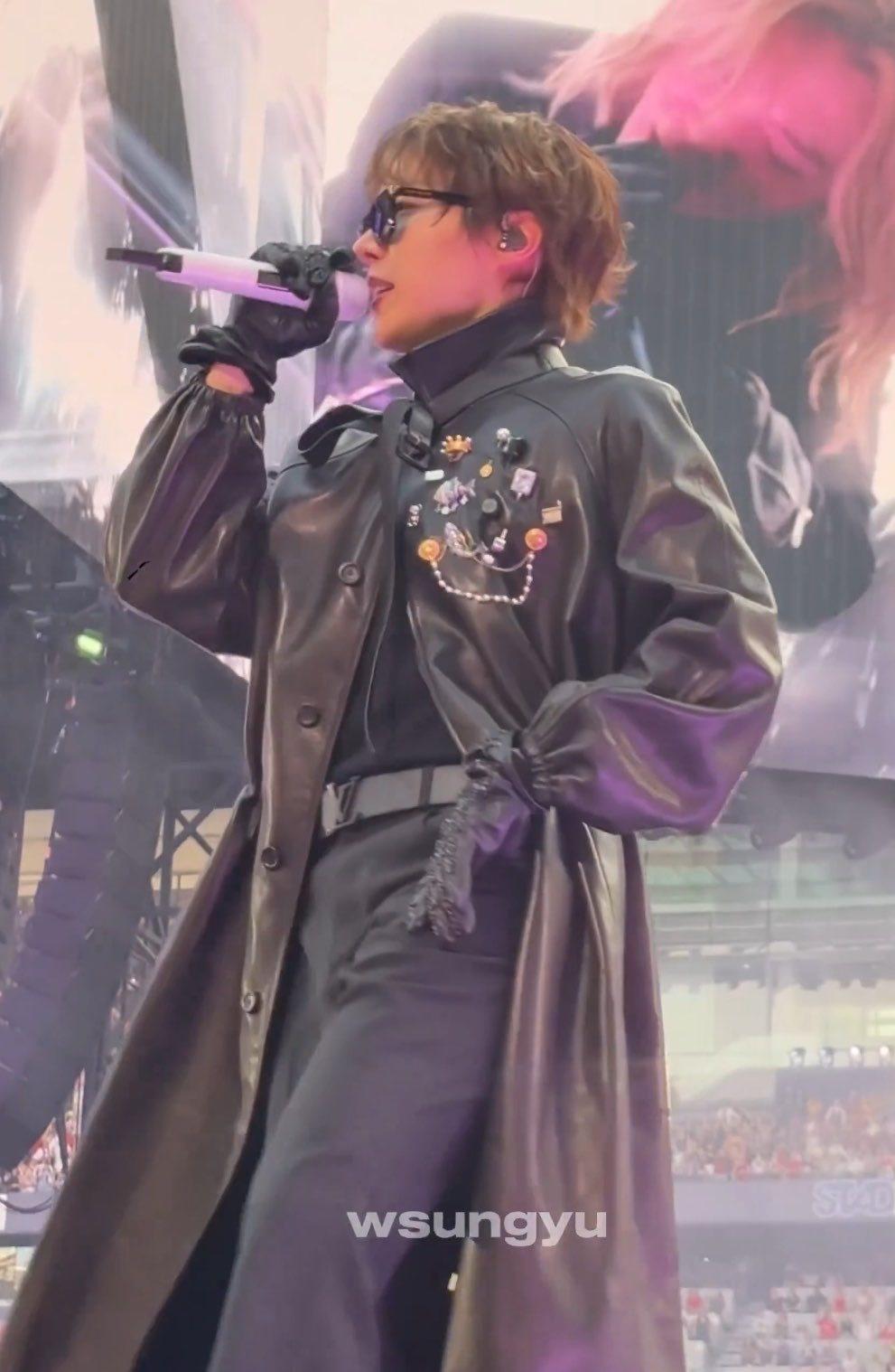 郑号锡超话 🐿郑号锡lv品牌代言人 
 巴黎 day2 号锡上身新的 LV 定