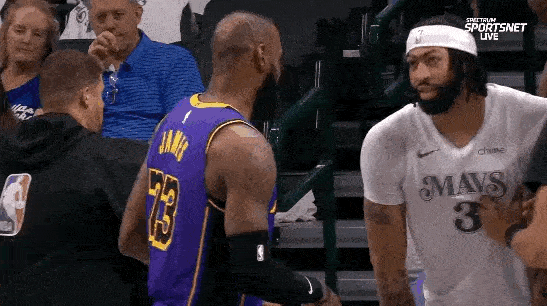 詹姆斯和浓眉注意点，还在比赛就这样秀恩爱



詹姆斯和浓眉直接对位，两人关系很