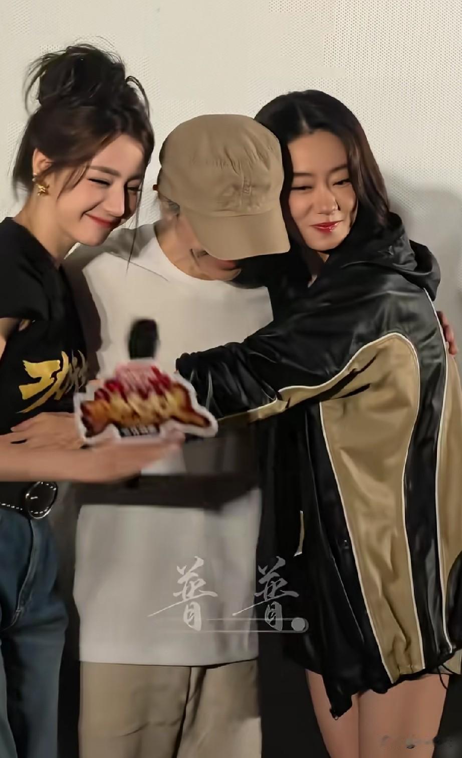 哈哈，星爷都害羞了！
这可是铁打的“星爷”，流水的“星女郎”。
热巴&张艺兴这是