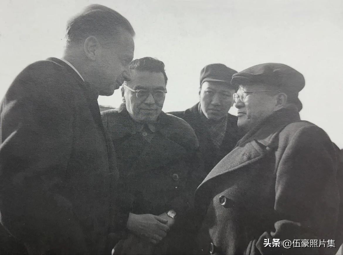 1955年1月5日，联合国秘书长哈马舍尔德（左一）访问中国，这是前往迎接的外交部