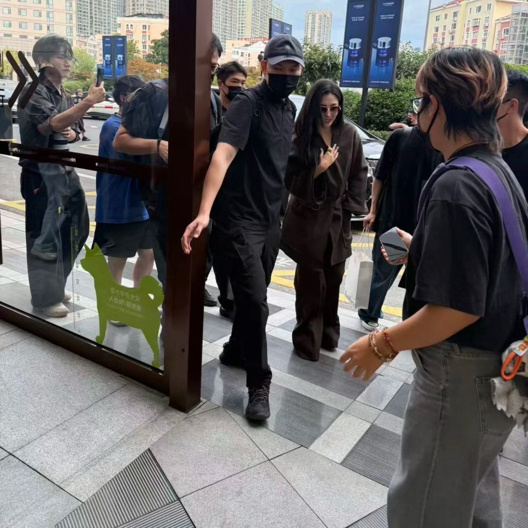 张柏芝全港最有腔调的女人张柏芝女人中的女人网友在青岛偶遇张柏芝，原相机镜头依旧扛