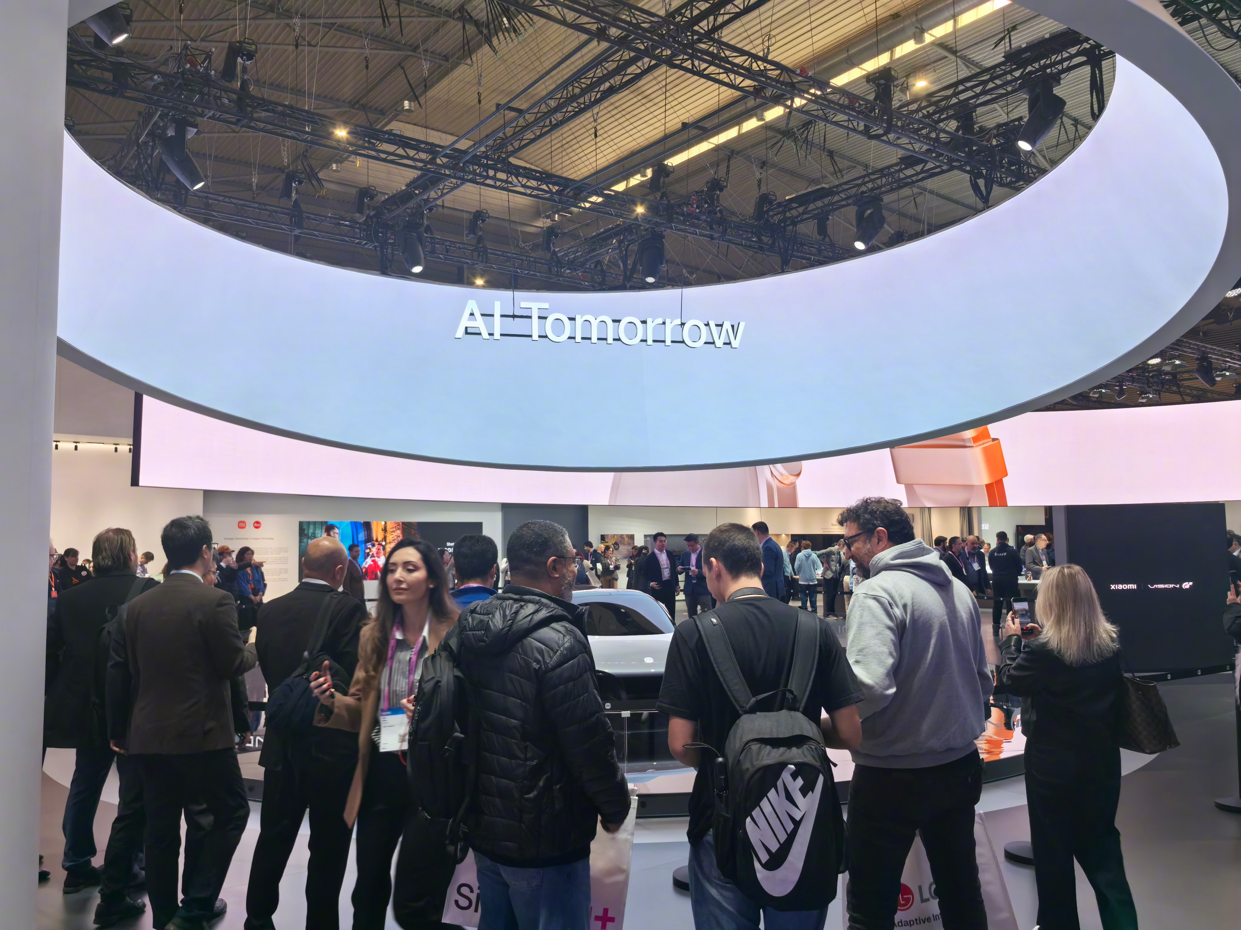 mwc2026 小米赢了，所有路过的观众，就没有不掏出手机拍照的。什么原生AI，