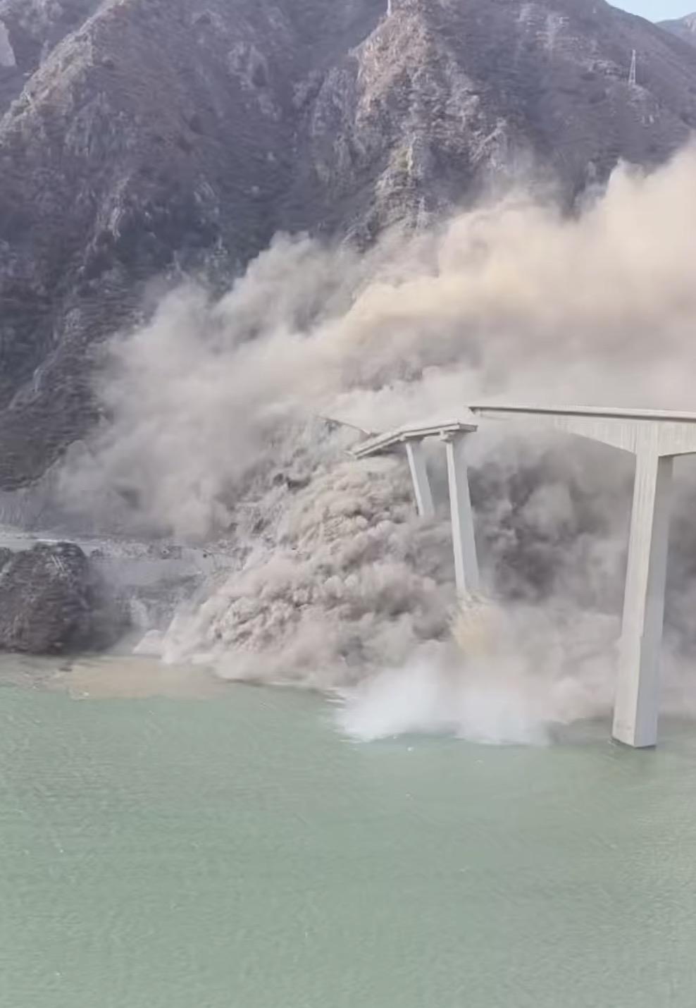 11月11日16时许，四川阿坝州马尔康市红旗特大桥突发垮塌，桥体坠入足木足河，现