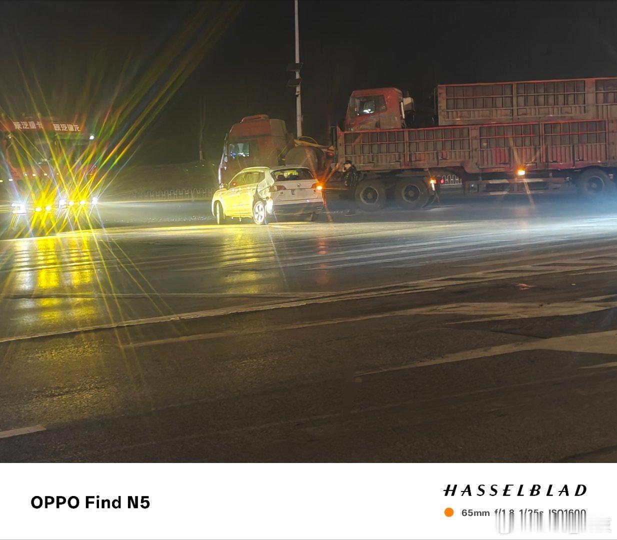 开车出门切记要远离大车，尤其是红绿灯路口千万不要抢秒。开车出行，平安回家。平安出