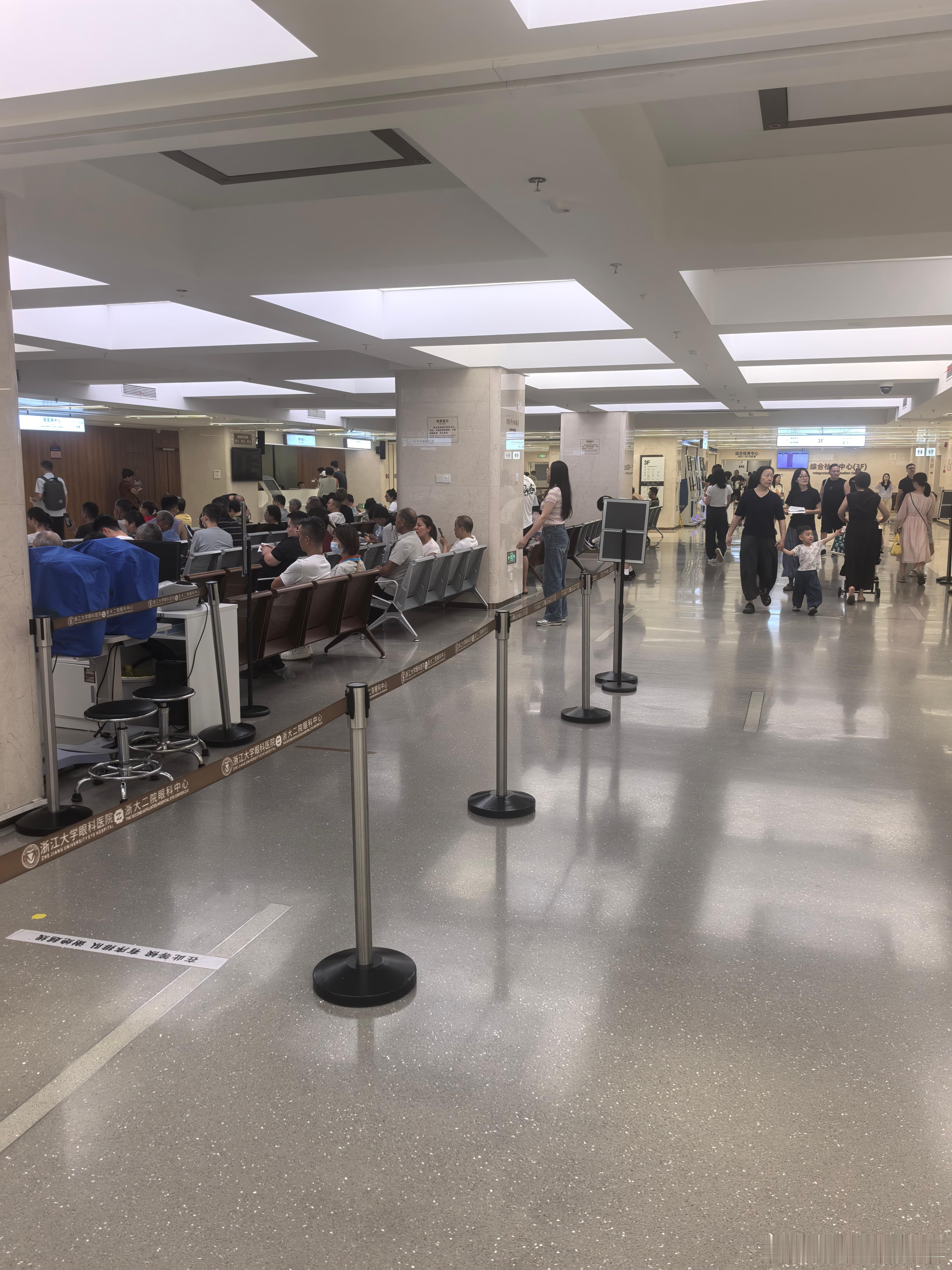 台风已经过了，早上开车陪阿她来到杭州浙大二院眼科医院看一下眼睛。 