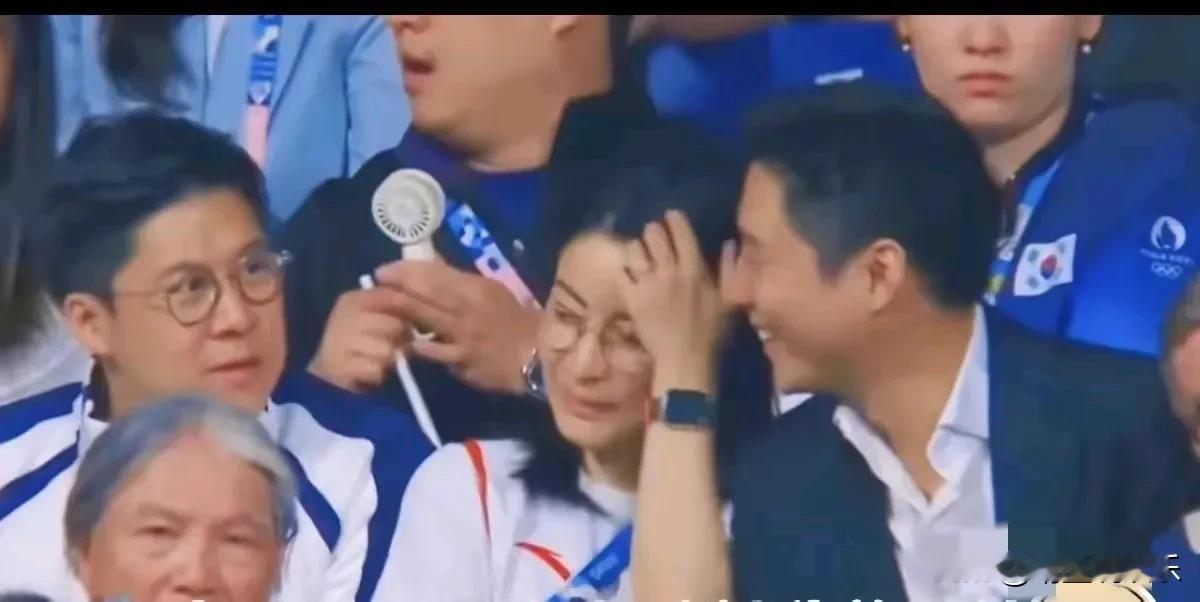 郭晶晶嫁的豪门真的很与众不同，
从三人的座位就能看出兄弟俩对她的爱护，
通常叔嫂