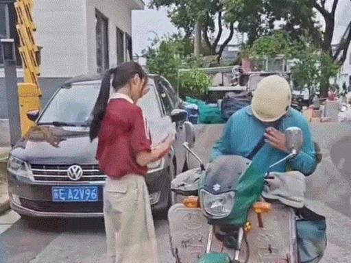 一快递员为女生送来高考录取通知书，而女生下来拿通知书时，为了分享自己这份金榜题名