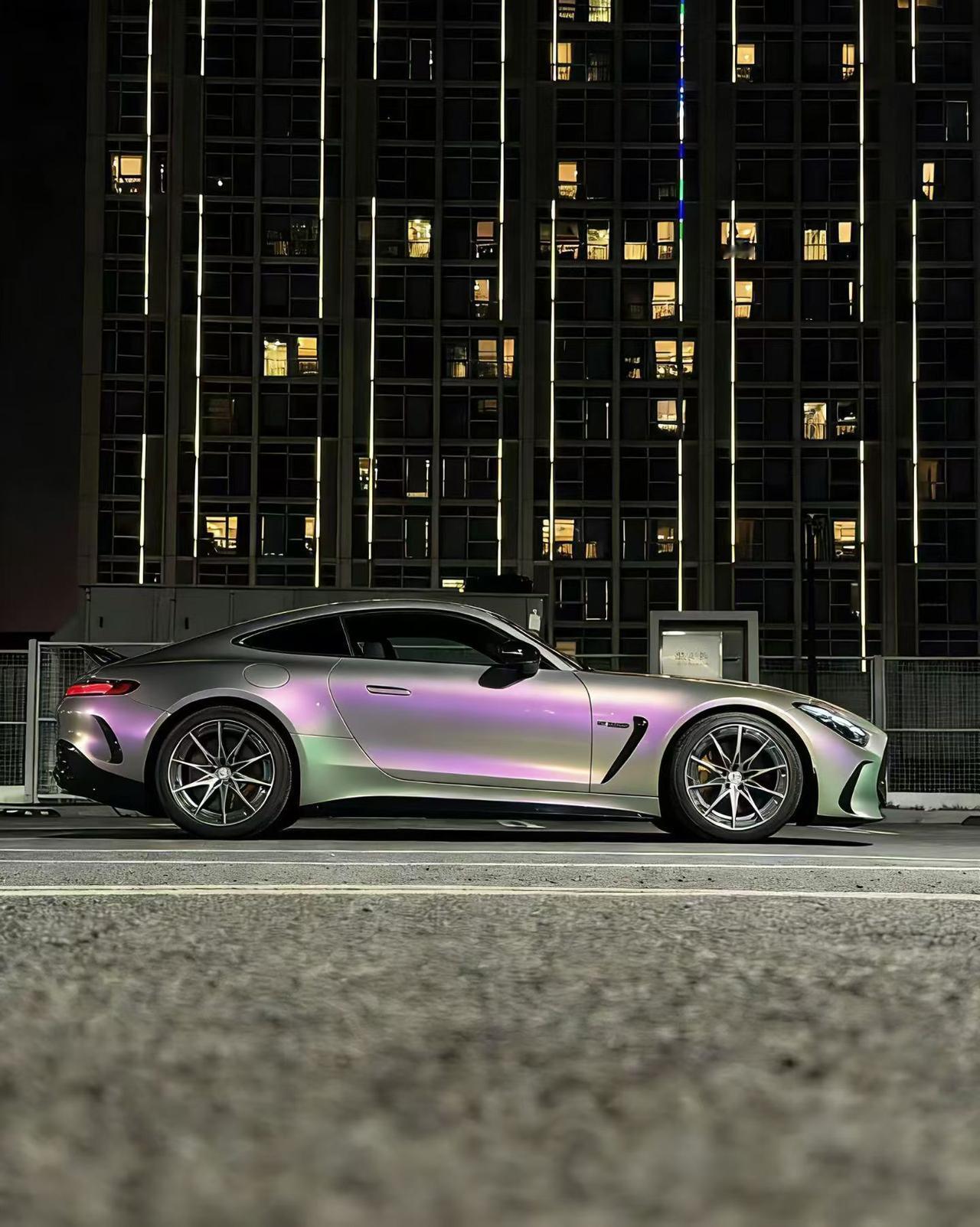 哑光的底色上，紫与绿的光泽在车身流转，随着路灯的明暗轻轻变幻，像城市霓虹揉碎后镀