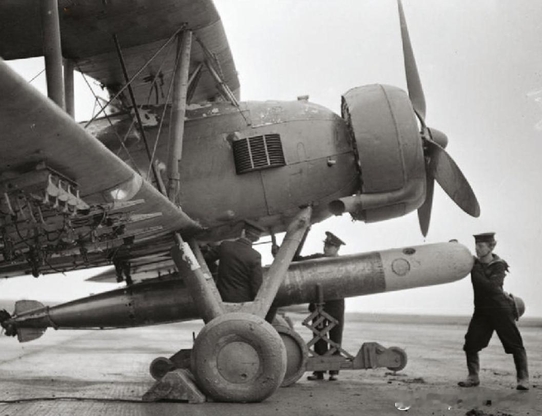 英国皇家海军航空兵Fife场站HMS Jackdaw基地为1架剑鱼轰炸机装上鱼雷