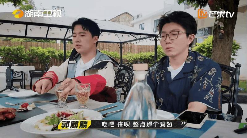#郭麒麟毛不易秦霄贤叠字男孩# 当郭麒麟毛不易秦霄贤遇到烫嘴的披萨🍕直接变身叠