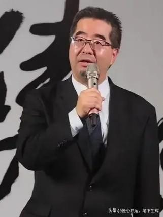 他叫萧旭岑，也是郑丽文力挺的人。他五十出头，头发乌黑，只是胡须花白，却也不剃，大