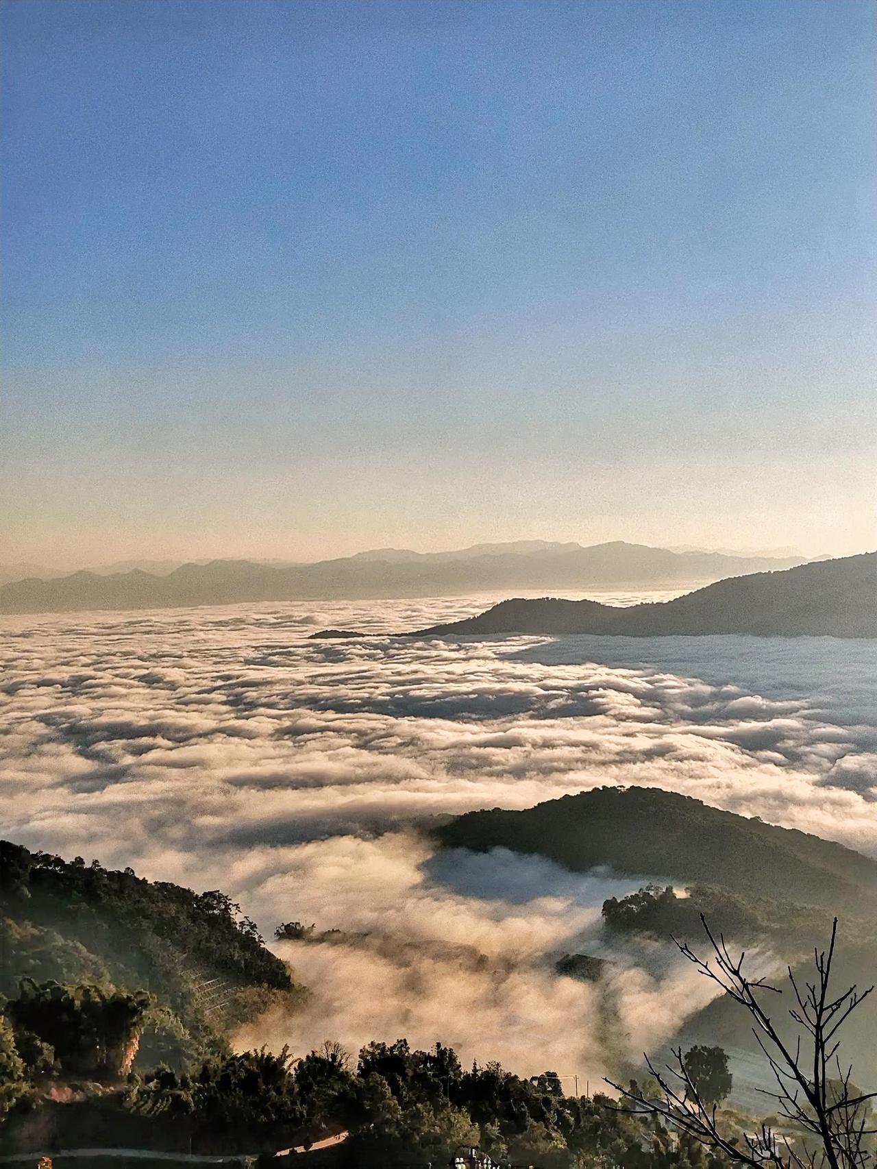 云海之上，俯瞰山川，人间仙境站在云海之上，那磅礴壮观的山川尽收眼底。连绵起伏的山