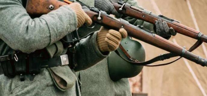 谈及二战德军装备，多数人第一时间想到的便是毛瑟98K，但倘若真正置身残酷战场，这