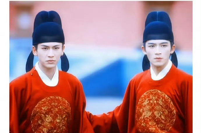 张凌赫和王星越穿一样的衣服，怎么跟双胞胎似的？ ​​​