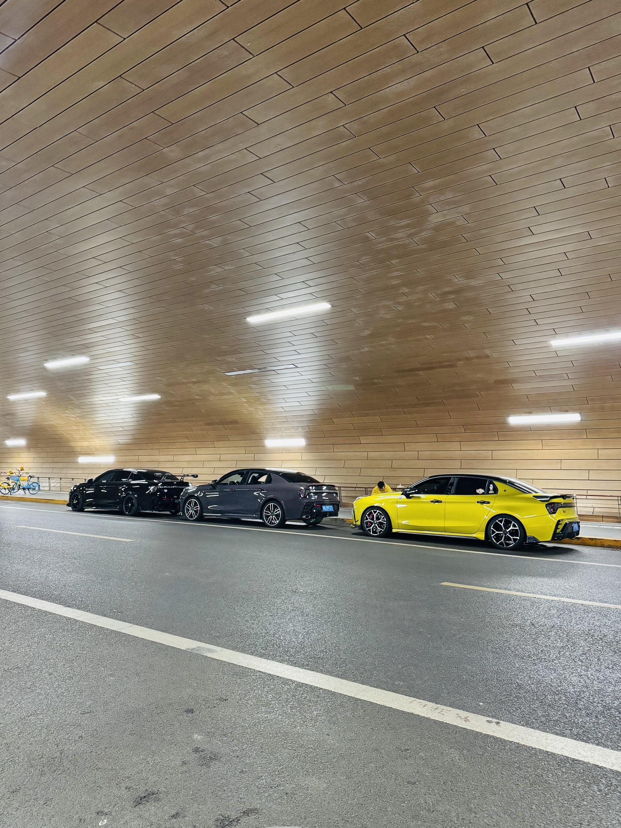 三五好友和自己喜欢的车足以。