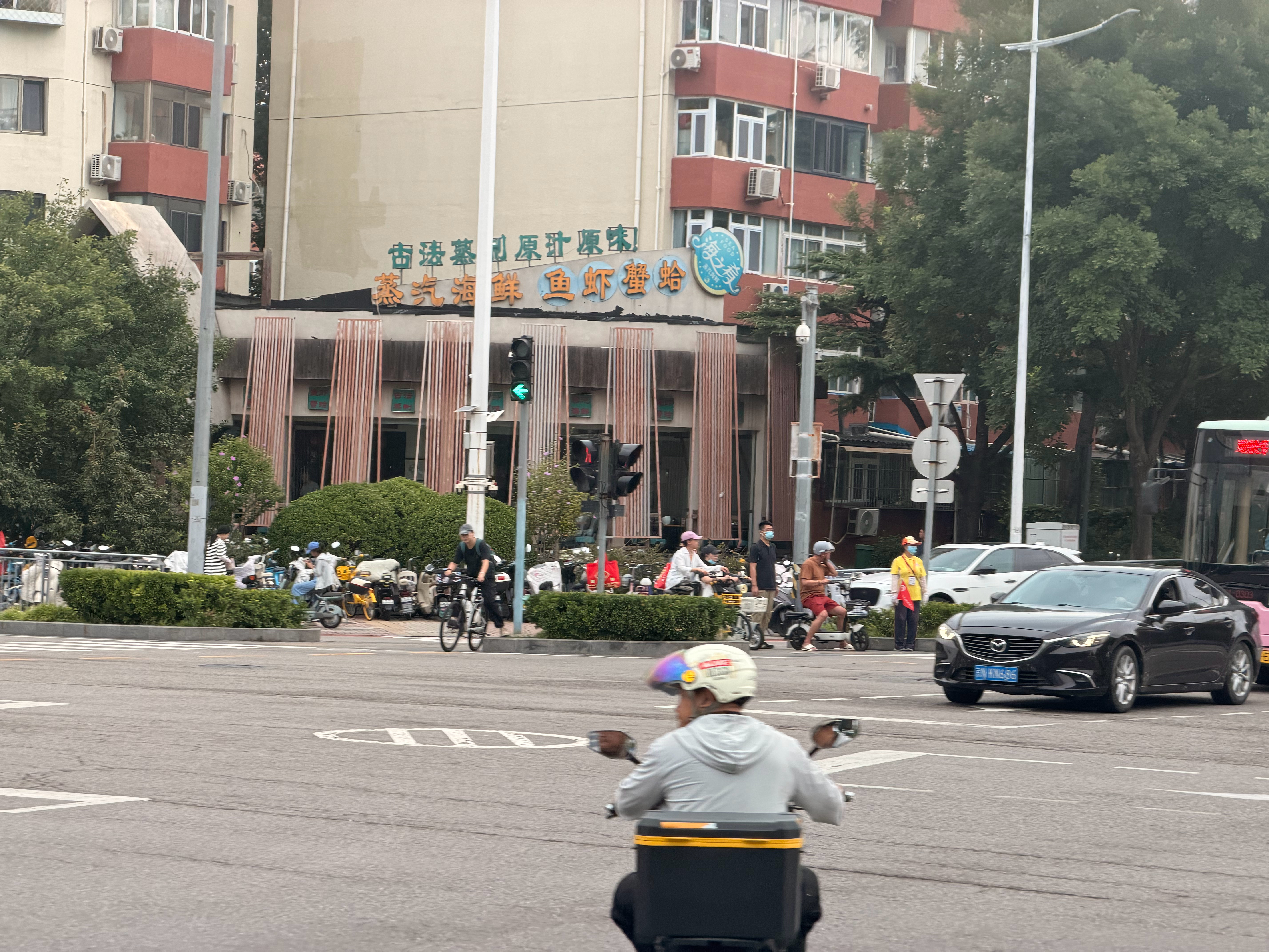 今天来大兴，经过这个蒸汽海鲜，又拉回我俩租房的时候，大李的收入越来越有起色了，存