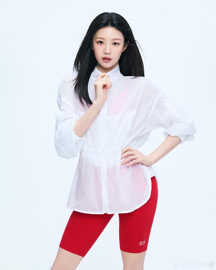 高允真如果姐感是一种天赋 高允真解锁韩国 ELLE 六月刊封面，风衣、皮质套装轮