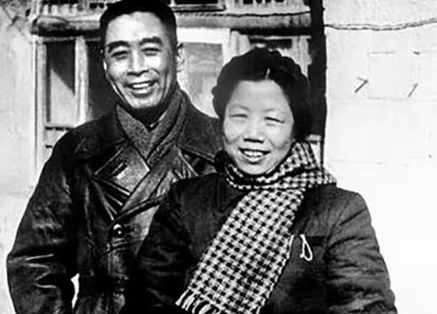 有一天，在西花厅，周秉德就忍不住问了伯伯一个问题。她问：“伯伯，我听人说，当年那