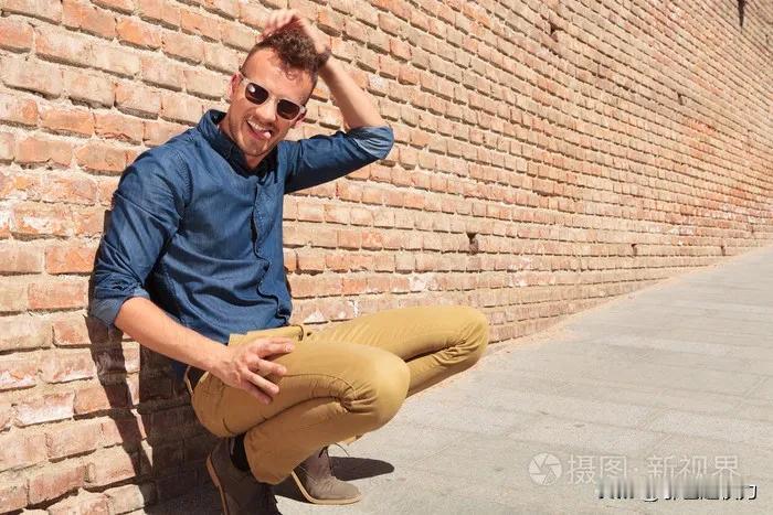 【小小说】
《意想不到》
 文赵权力
懒娃身着精致西装，身姿挺拔，皮鞋锃亮，身旁