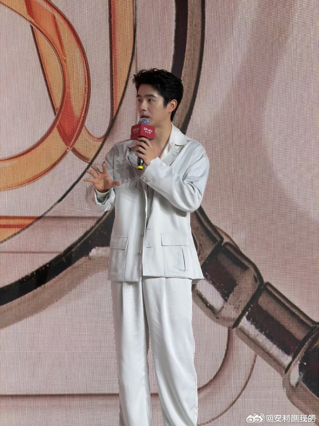 刘昊然活动生图太权威了这真的是原相机直出吗？高清镜头怼脸拍，皮肤还能清透成这样，