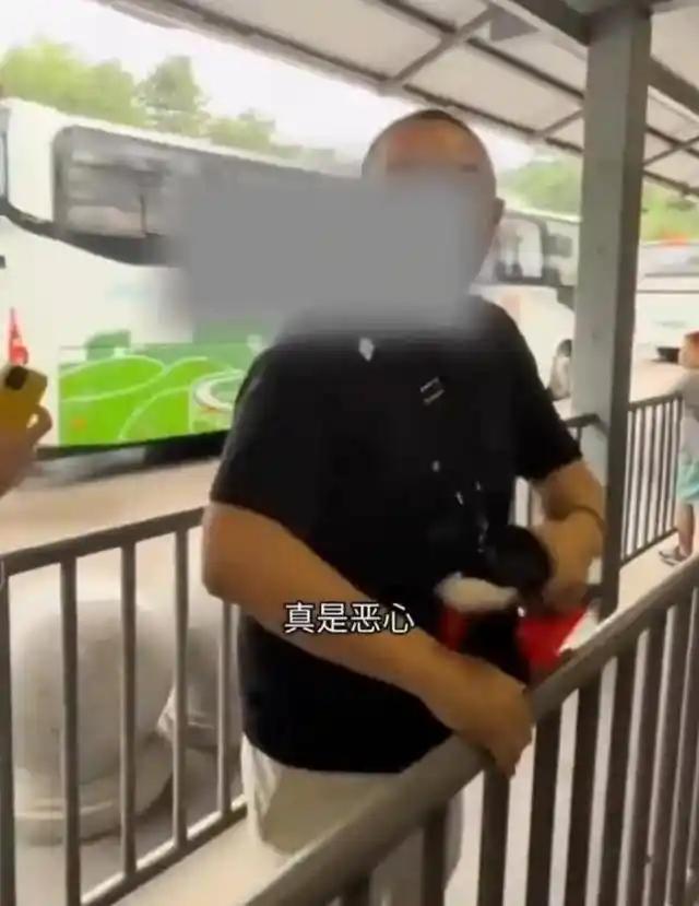 慕田峪长城插队后续！导游已被拘留，女子透更多，文旅局将约谈处罚。

7月8日，当