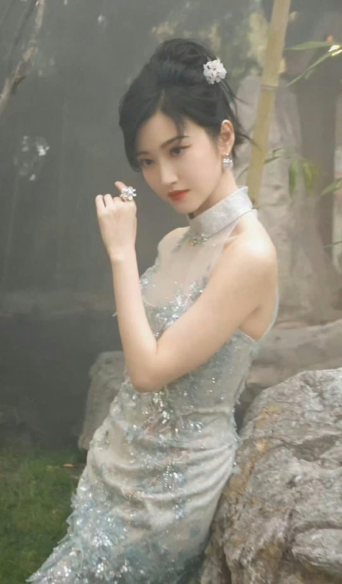 景甜这长相就适合这种富贵的造型吧？ ​​​