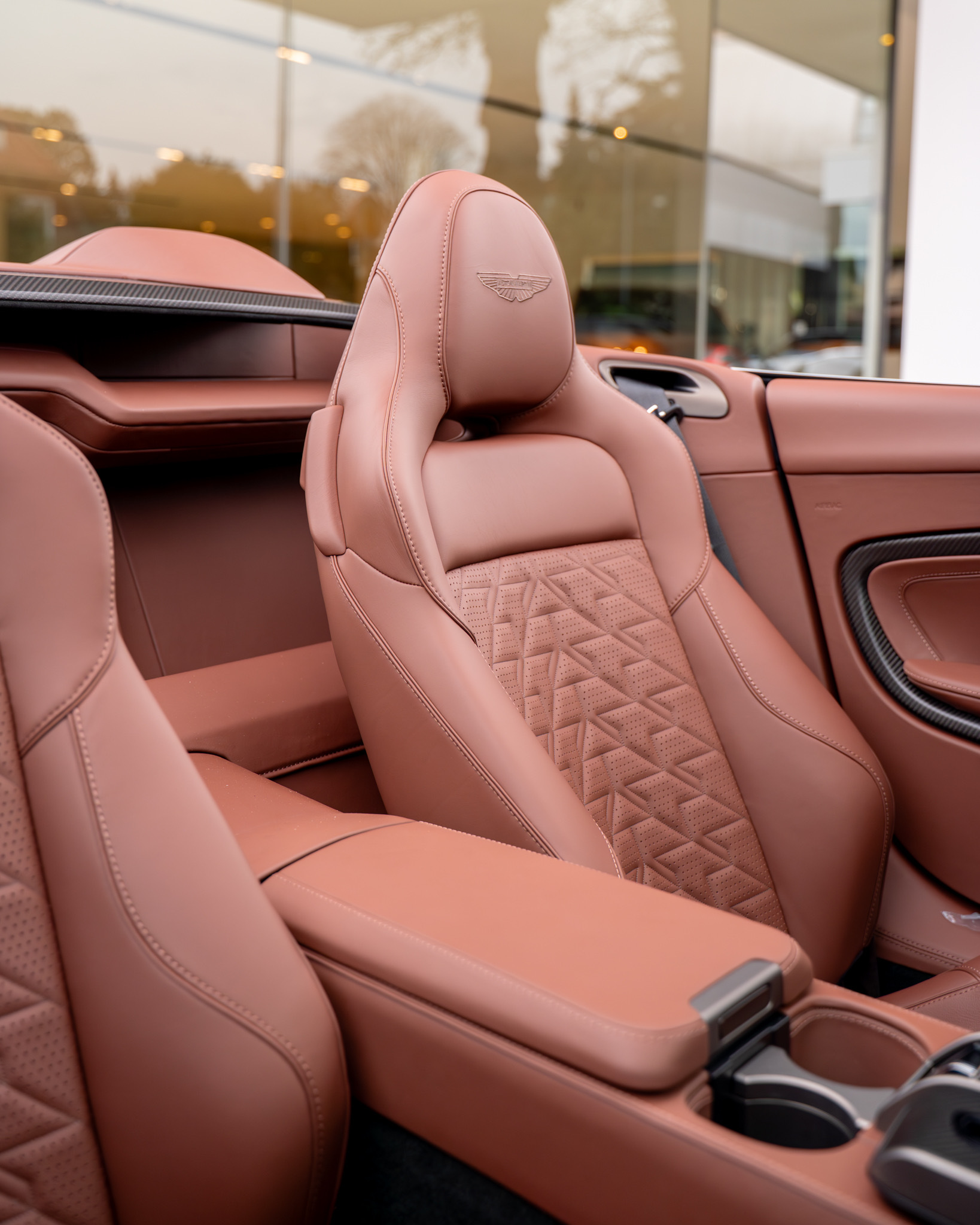 阿斯顿·马丁新车：2026款Vanquish Volante，坎伯兰灰色呈现。V