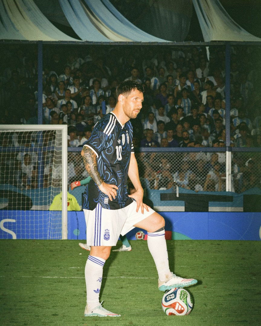 这组照片真好🇦🇷国家队社媒：     “灯光、相机和闪光灯📸✨”阿根廷国家