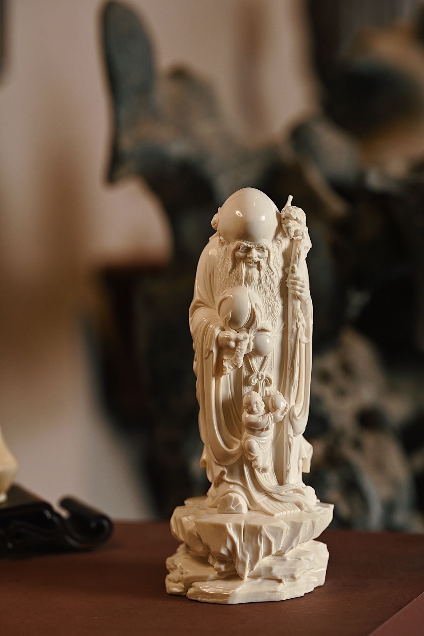 猛犸 | 寿星翁择料细腻，姿容刻画精妙，造型饱满，寿星脸颊圆润，头顶隆突，胸前须