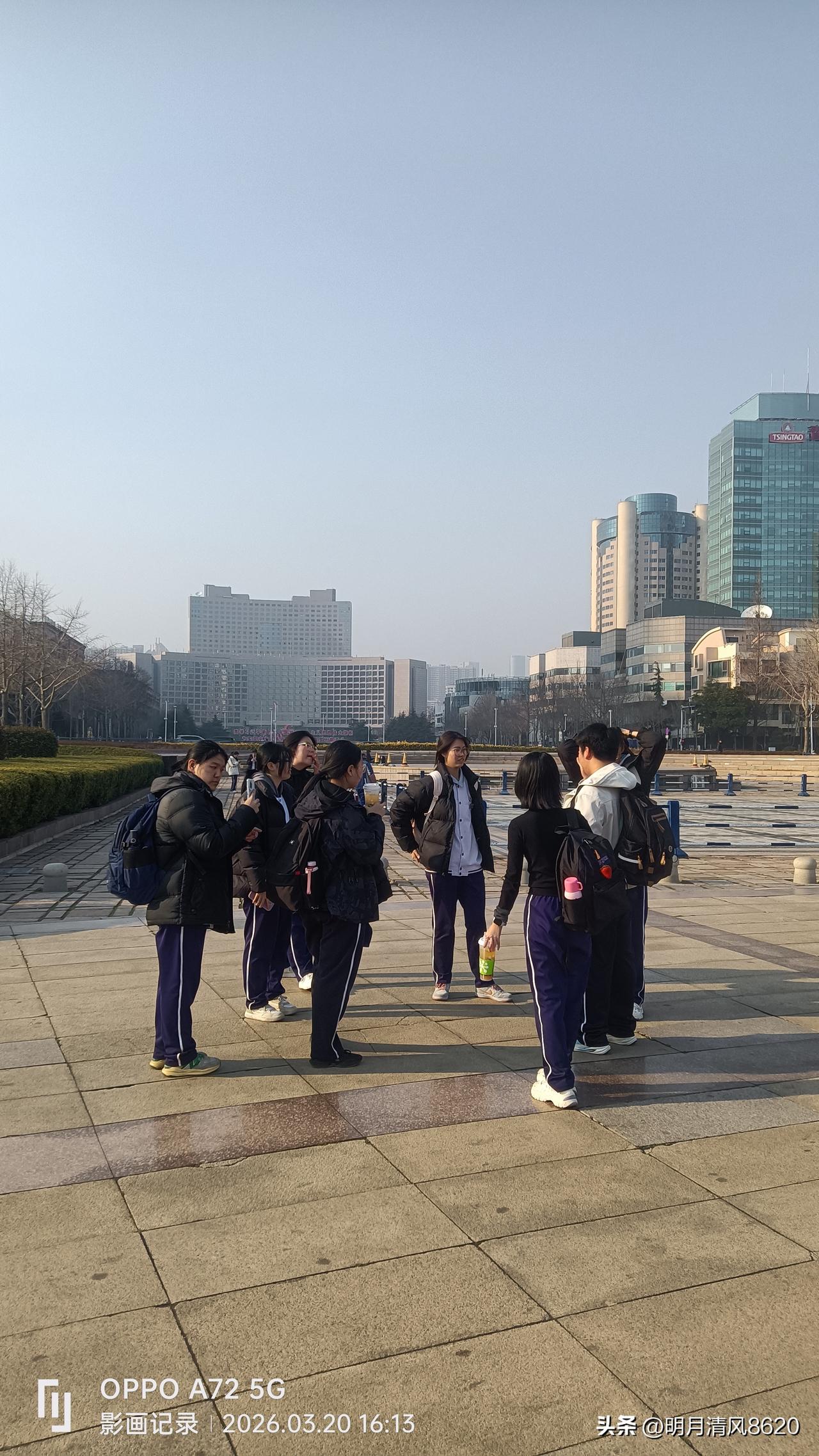 往事成云烟

前不久来到一个景区游玩，在一个著名的雕塑下面，看到一群天真烂漫的中