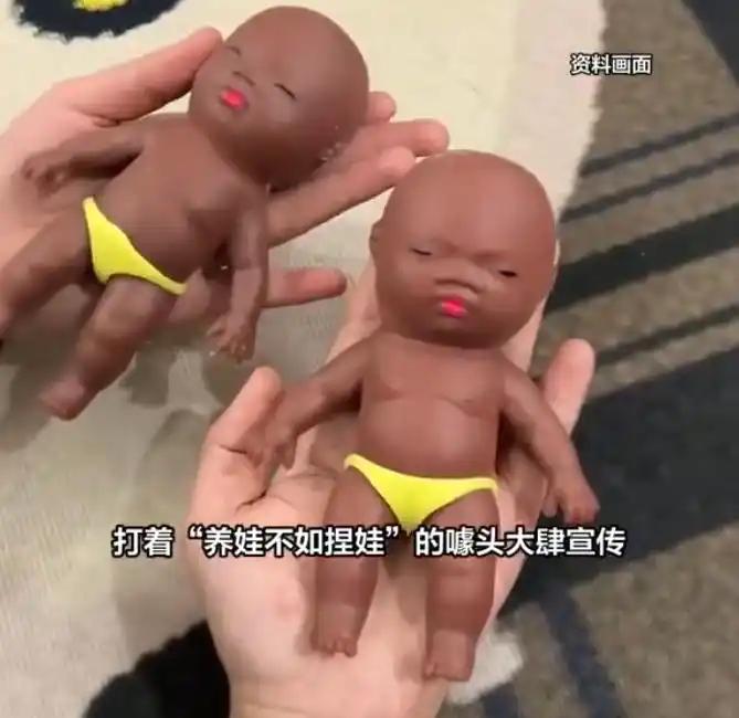 [月亮]刷屏全网！娜塔莎、LABUBU爆火出圈，解构年轻人偏爱丑萌潮玩的深层真相