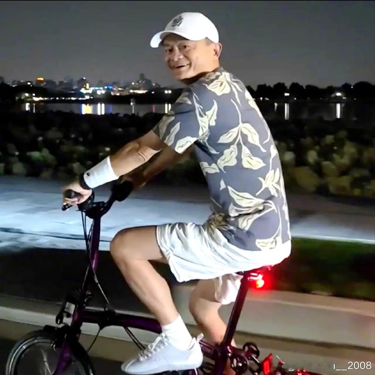 昨晚偶遇马云一个人在杭州骑行夜游西湖，应该是骑的一辆英国品牌小布自行车，售价在1