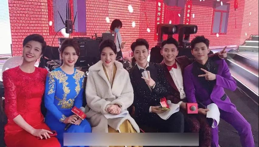 6位主持人同框：一眼就认出了琼花玉貌、气质清甜的周涛，当然还有身着一袭蓝裙的吴思