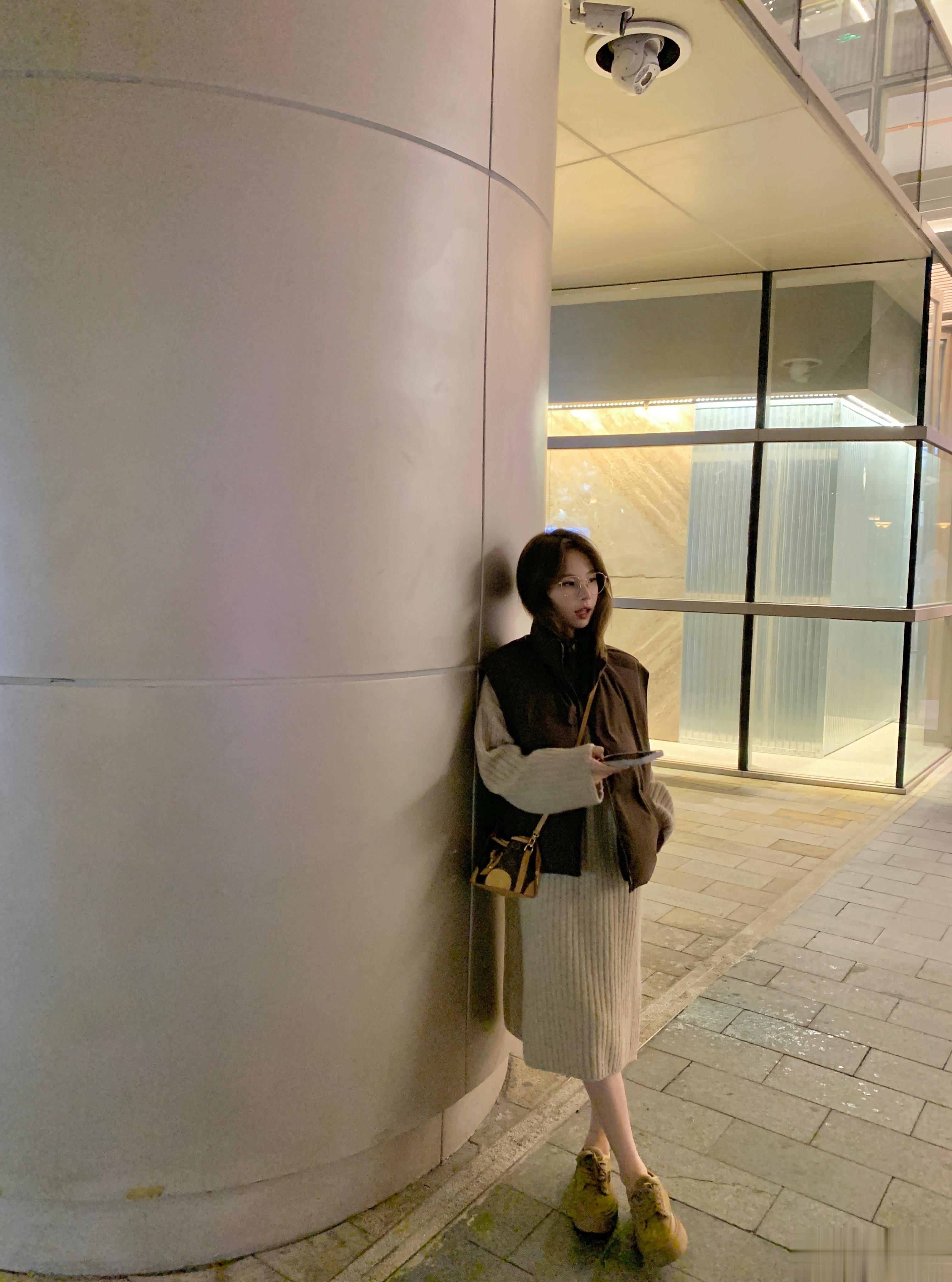 这件一眼爱上～慵懒感拿捏随意的小高领保暖又舒适 袖子是大大的 自带秋风🍁 ​​