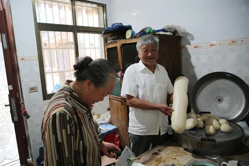学校的王老师，已经退休十年了。他曾告诉我，他自己7岁开始上学，小学上了五年，初中