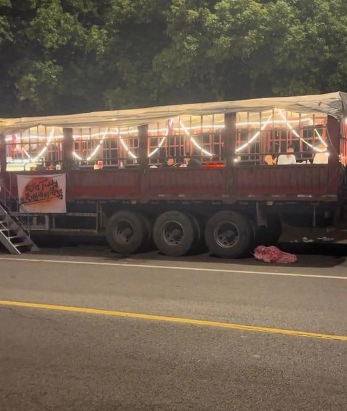 江苏扬州仪征，路边停着辆半挂车。

走近一看，好家伙，车厢里冒着烟，飘着肉香。车