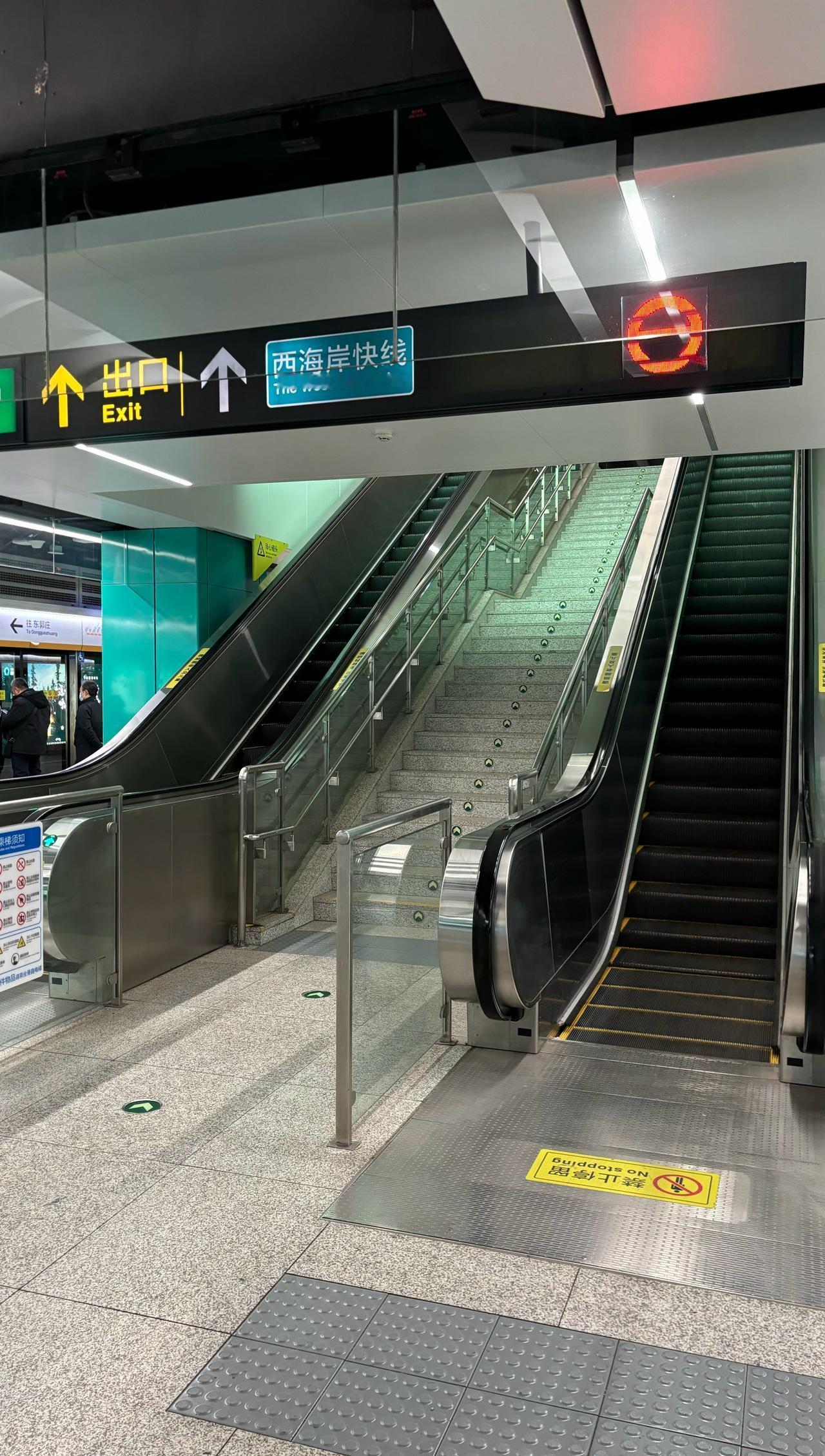 【青岛地铁啄木鸟】𝟓𝟏𝟑𝟕.吊挂
🚇1号线 井冈山路
图1:
站台端部