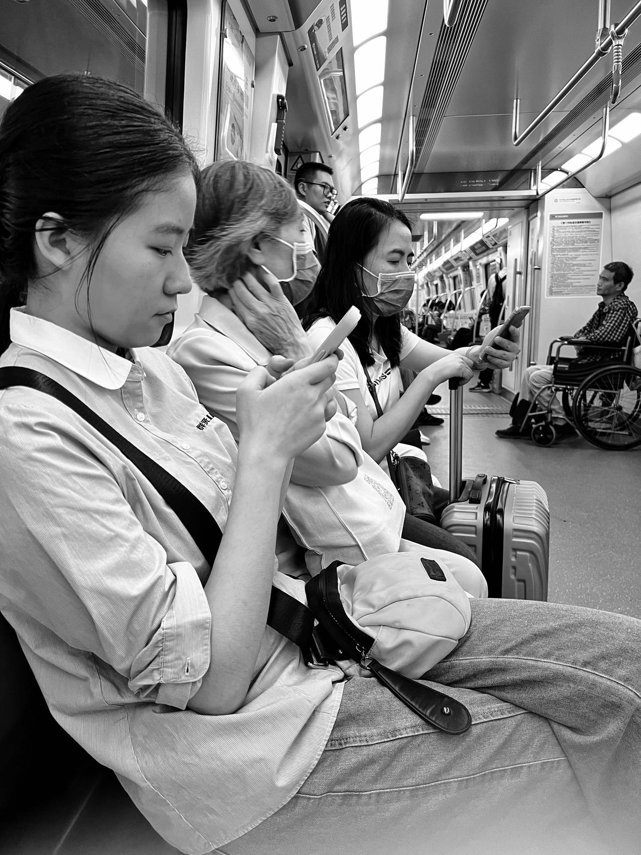 街拍厦门。2025年（地铁上）

摄影人选择了人文纪实摄影，也就记录了生活，反映