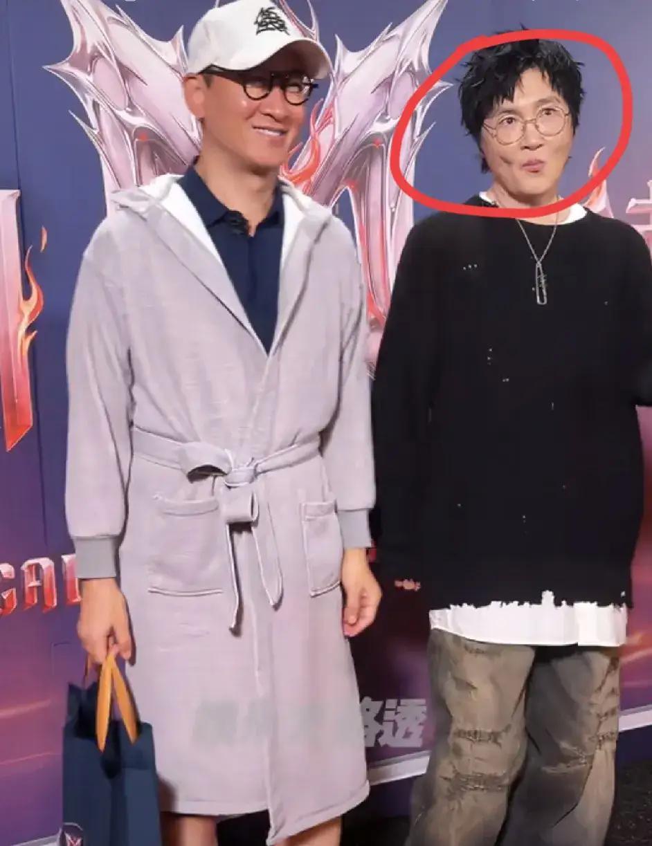 孙楠怎么变得像个“阿姨”了孙楠老了，没关系，唱歌不好听了，也没关系，但是有一点我